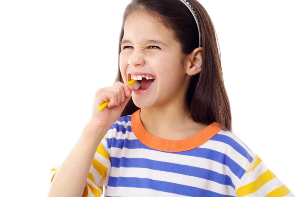 Chica sonriente cepillándose los dientes — Foto de Stock