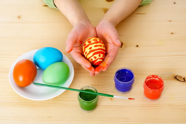 Kinderhände mit Ostereiern — Stockfoto