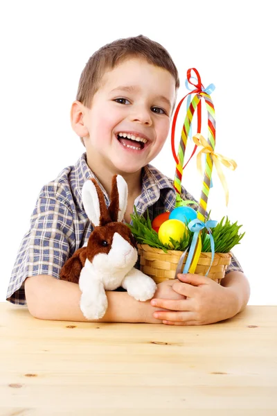 Улыбающийся мальчик с пасхальными яйцами и кроликом — стоковое фото