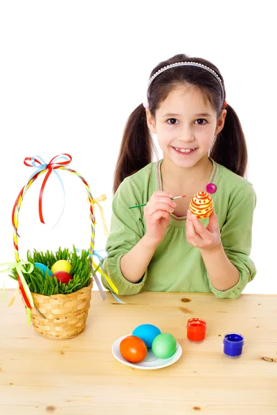 Mosolygó lány húsvéti tojásfestés — Stock Fotó