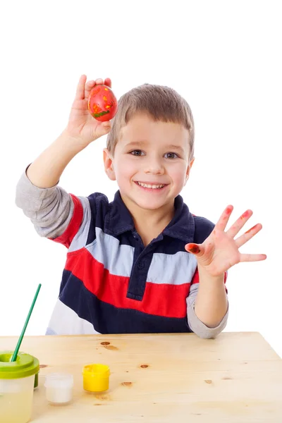 Leende pojke visar målade påskägg — Stockfoto