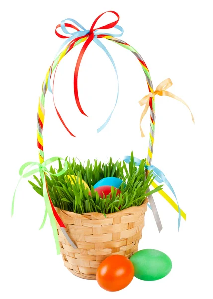 Huevos de Pascua en cesta con hierba verde —  Fotos de Stock