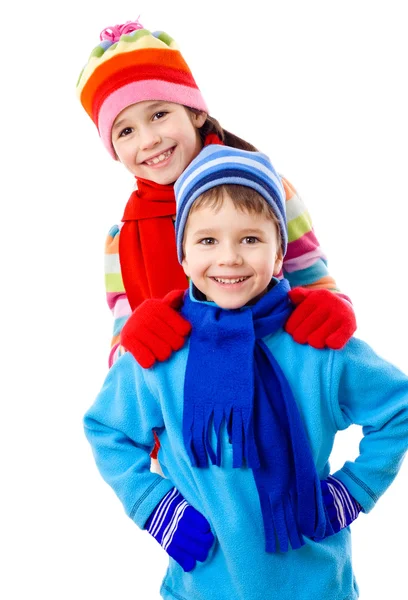Двое детей в зимней одежде — стоковое фото