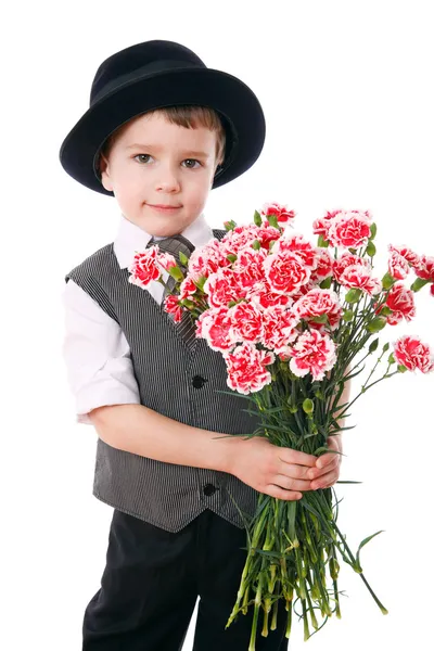 छोटा लड़का carnations का एक गुफा रखता है — स्टॉक फ़ोटो, इमेज