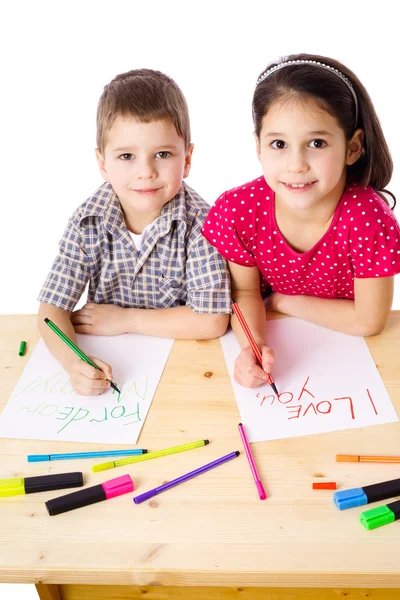 Duas crianças sorrindo desenhar para a mãe — Fotografia de Stock