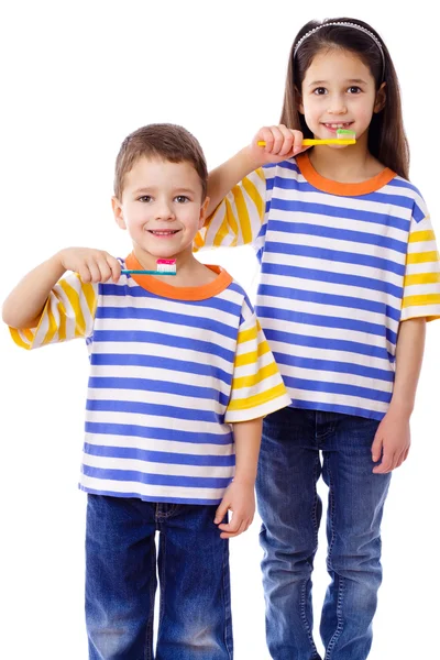 Lachende kinderen tandenpoetsen samen — Stockfoto