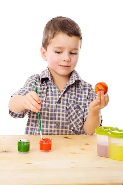 Smiling boy painting easter eggs — Stock Photo, Image
