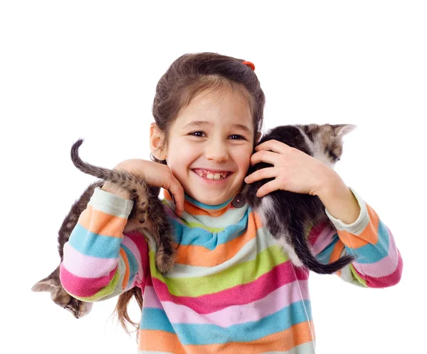행복 한 어린 소녀는 두 고양이 안 아 — 스톡 사진