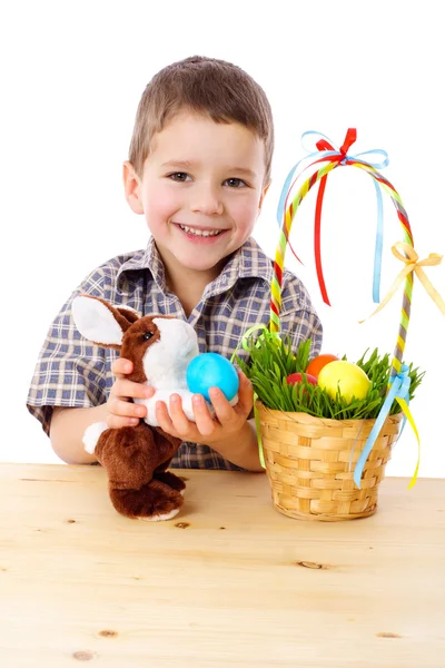 Sonriente niño con huevos de Pascua y conejito — Foto de Stock