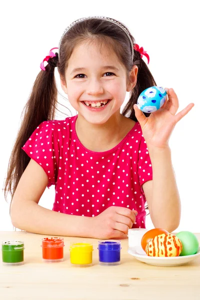 Menina feliz mostrando ovo de páscoa pintado — Fotografia de Stock
