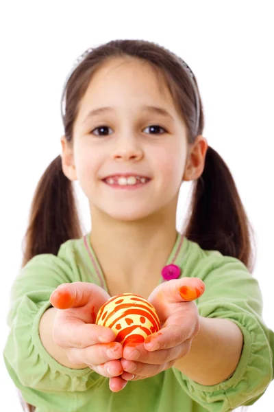 Menina sorridente com ovo de Páscoa nas mãos — Fotografia de Stock