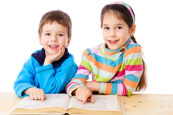 Δύο παιδιά ανάγνωση του βιβλίου — Φωτογραφία Αρχείου
