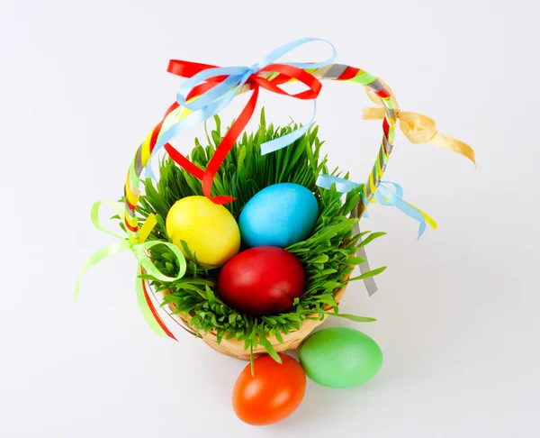 Huevos de Pascua en cesta con hierba verde —  Fotos de Stock