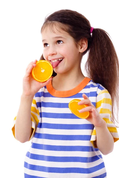 Menina tenta provar uma fatia de laranja — Fotografia de Stock