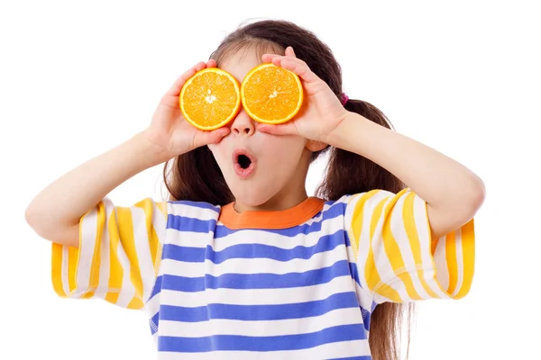 Menina engraçada com frutas nos olhos — Fotografia de Stock