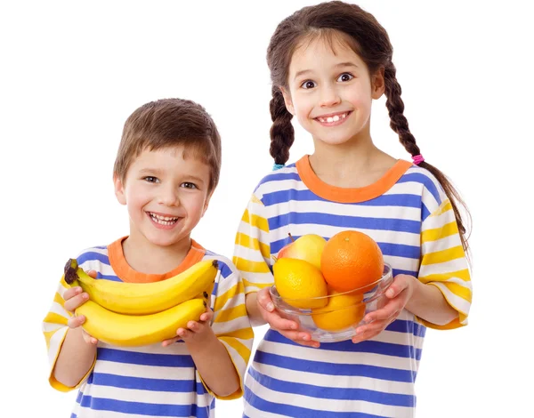 Счастливые дети держат тропические фрукты — стоковое фото