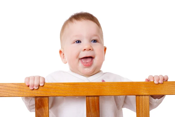 Uśmiechający się dziecko stojąc na łóżku — Zdjęcie stockowe