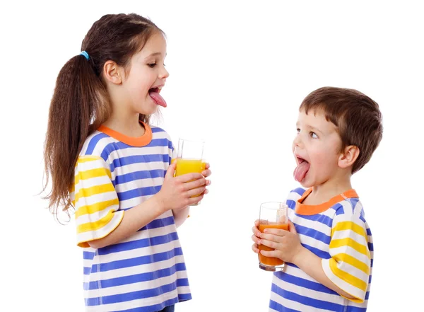 Двоє смішних дітей з соком — стокове фото