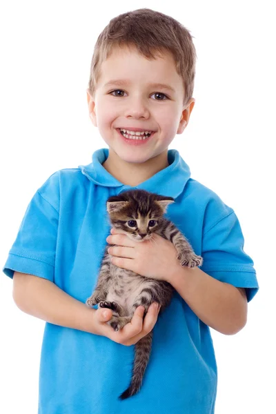 Usměvavý chlapec s kitty v rukou — Stock fotografie