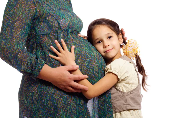 女孩与他怀孕的母亲 — 图库照片