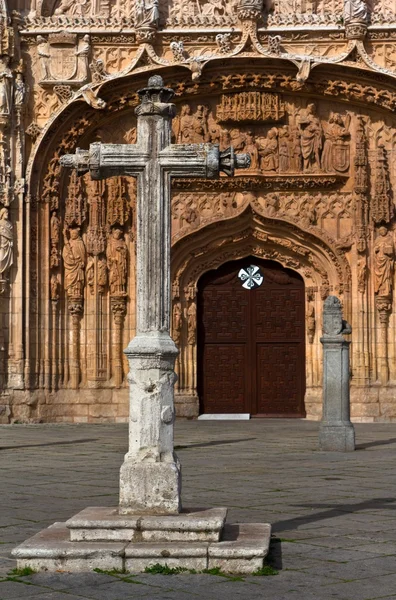 Stenen kruis op Sint Paulus Kerk — Stockfoto