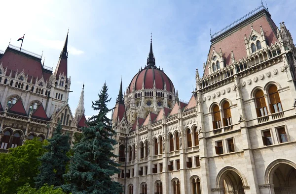 Vue sur le parc du Parlement hongrois — Photo