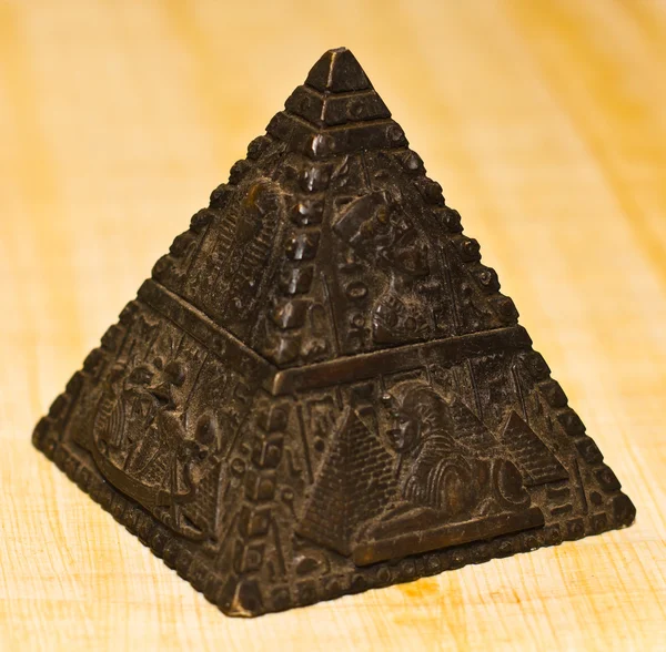Kamenné pyramidy figurka horní úhel — Stock fotografie