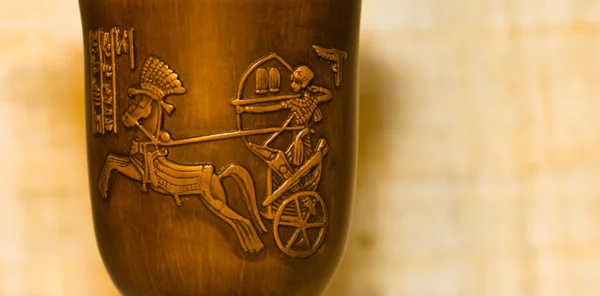 Ägyptische Tasse aus Holz — Stockfoto