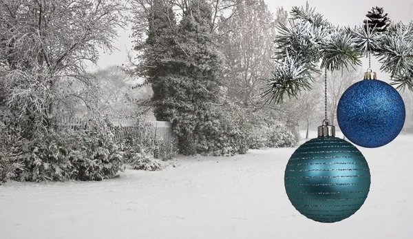 Noel topları ve kış manzarası — Stok fotoğraf