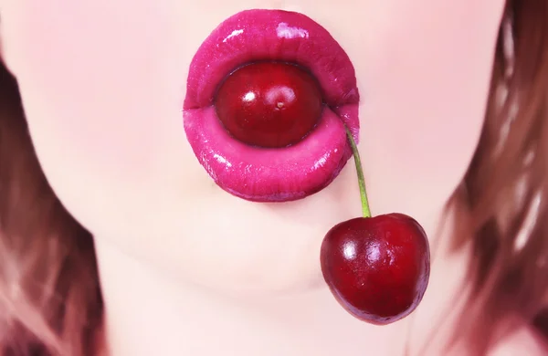 Lèvres et cerises — Photo