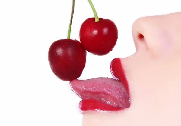 Lábios e cereja — Fotografia de Stock