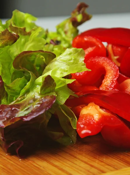 Salat und Paprika — Stockfoto