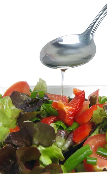 Öl zum Salat hinzufügen — Stockfoto