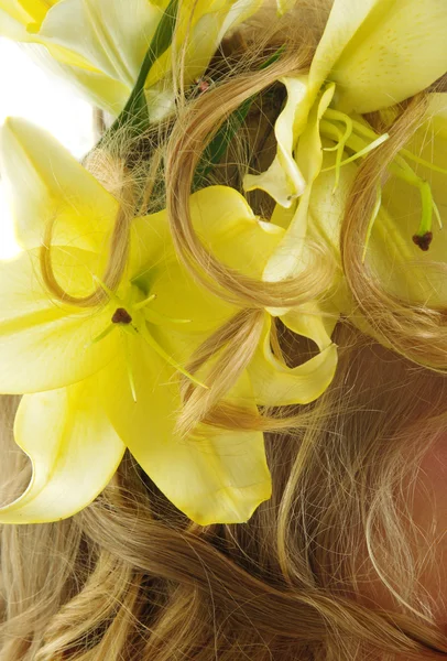Liljor i hår — Stockfoto