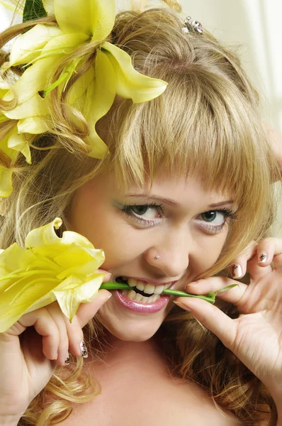 Kvinna med lily — Stockfoto