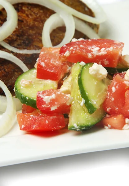 Gekookte vis met salade — Stockfoto