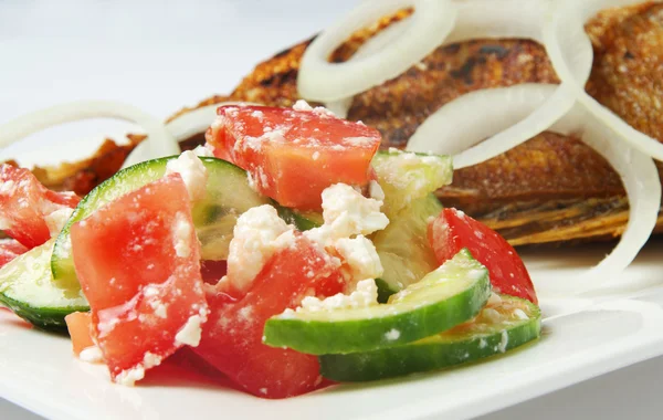 Peixe cozido com salada — Fotografia de Stock