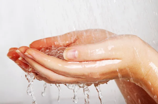 Hand i dusch — Stockfoto