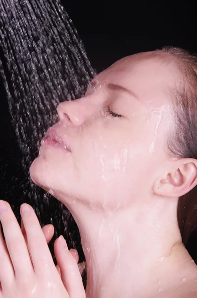 Mujer en la ducha — Foto de Stock