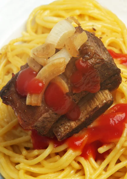 Мясо и спагетти — стоковое фото