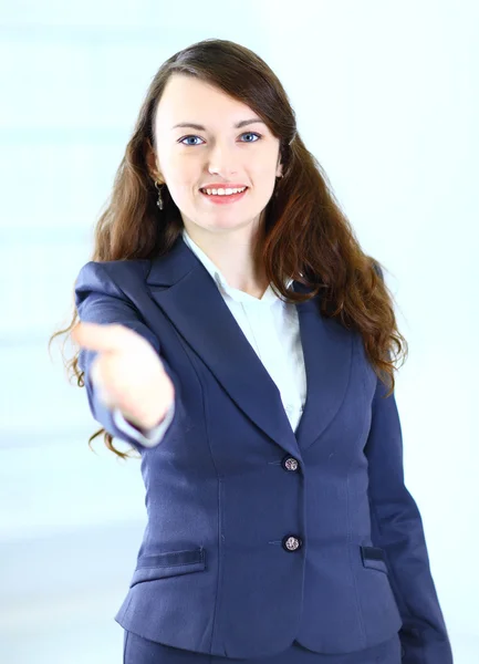 Eine schöne junge lächelnde Geschäftsfrau, — Stockfoto