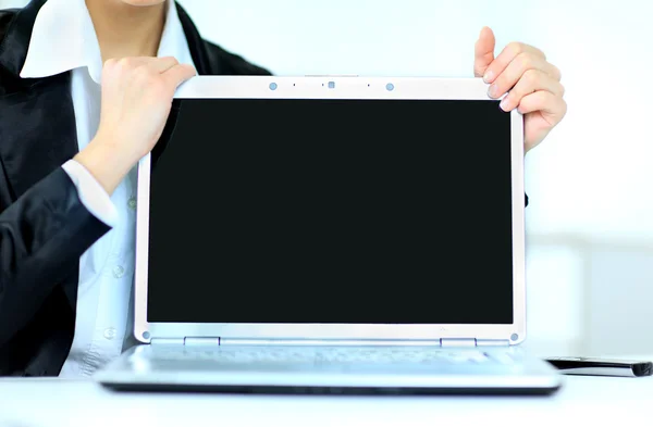 Üzletasszony, az irodában, a laptop ábrázolása. — Stock Fotó