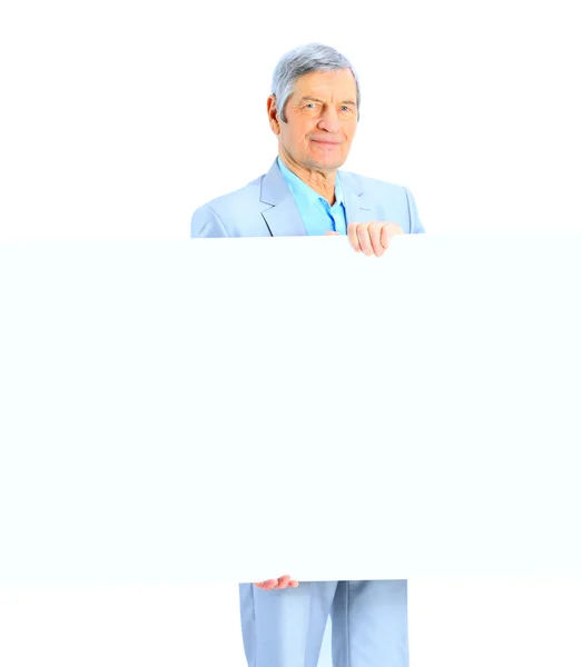 Trevlig affärsman-åring rymmer vit affisch. isolerad på en vit bakgrund. — Stockfoto