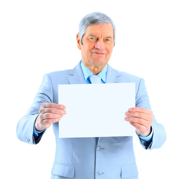 Хороший бизнесмен в возрасте не держит большой белый плакат. Изолированный на белом фоне . — стоковое фото