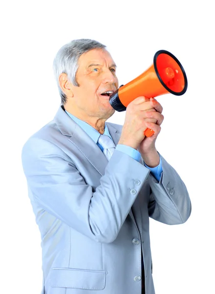 Trevlig affärsman på åldern, skriker genom tal-trumpet. isolerad på en vit bakgrund. — Stockfoto