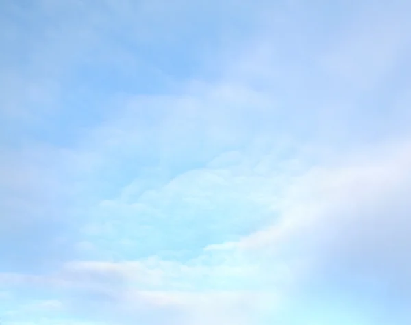 Modrá obloha je pokryta bílými mraky — Stock fotografie