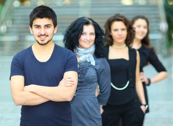 Gruppe von College-Studenten lächelt — Stockfoto