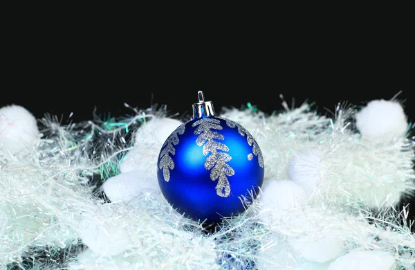 La bola azul de la víspera de Año Nuevo sobre el fondo negro — Foto de Stock