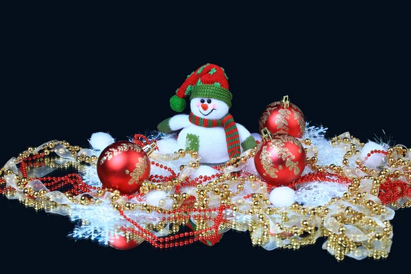 用一个红色的玩具雪人欢乐球、 装饰，黑色背景上 — 图库照片