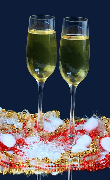 Sklenice šampaňského, zařízené na černém pozadí — Stock fotografie